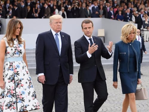 Brigitte mostra le gambe, Melania le copre