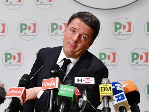 Nel Pd è già resa dei conti. Renzi: chi vuole governare col M5S lo dica. Emiliano: non ha più diritto di parlare