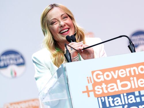 Bari, Meloni celebra la longevità del governo: "Mai mollato, non lo farò adesso"