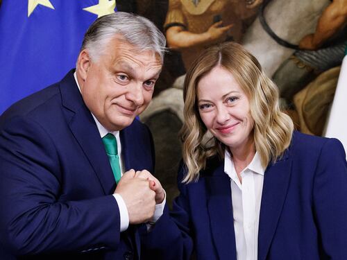 Ue, Meloni riceve Orban prima del Consiglio europeo. La strategia sui top