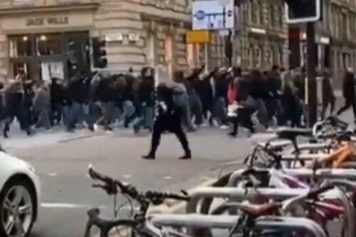 Gli ultrà della Lazio fanno il saluto romano per le strade di Glasgow