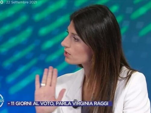 Omnibus, Virginia Raggi demolita dalla giornalista: "Su rifiuti e cinghiali..." Disastro in tv