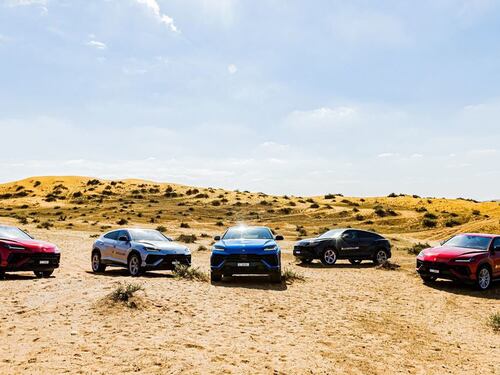 Donne nel deserto in Lamborghini
