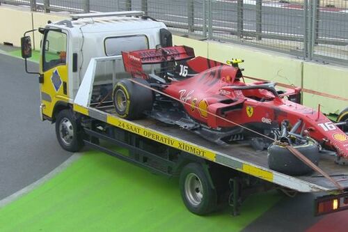 A Baku prima fila Mercedes poi Vettel. Incidente per Leclerc