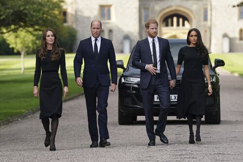 Regno Unito, l’esperta e la vendetta a corte: William potrebbe togliere i titoli reali a Harry e Meghan