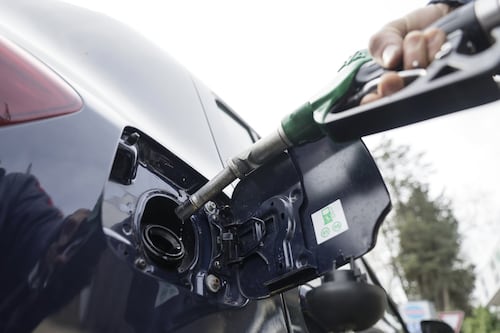 Prezzi benzina, c’è una piccola buona notizia: costi in calo. Un marchio in controtendenza
