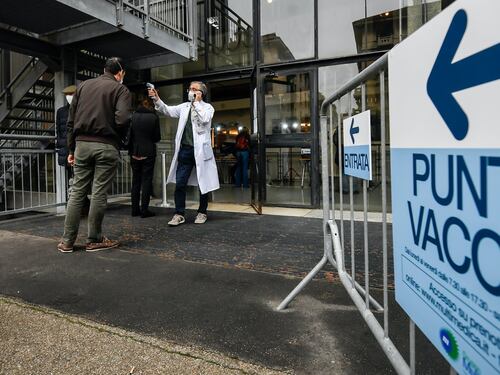 I conti non tornano. Guido Crosetto sgancia la bomba sui vaccini: corsie privilegiate