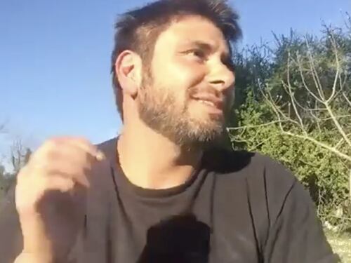 Ora Alessandro Di Battista fa il barista in spiaggia tra fritture e politica