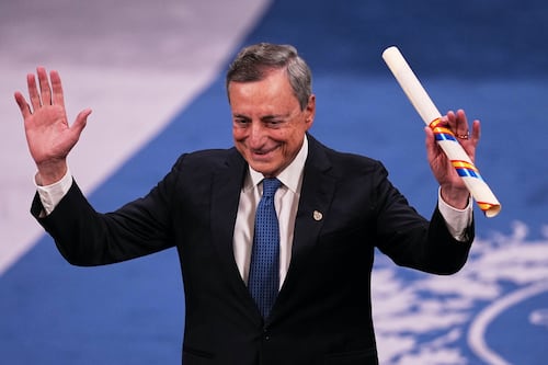 Ue, arriva la scossa di Draghi: “L’ordine globale è defunto, servono gli Stati Uniti d’Europa”