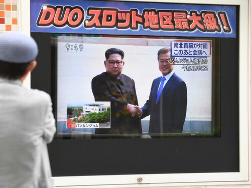 Incontro al confine tra Kim e Moon: nuova storia per la Corea