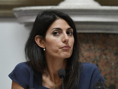 Raggi choc su Ama: devi cambiare il bilancio. Devi fare quello che diciamo noi