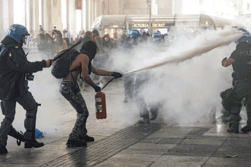 I ProPal che assalirono la polizia graziati dal giudice: "No ai domiciliari, devono studiare"