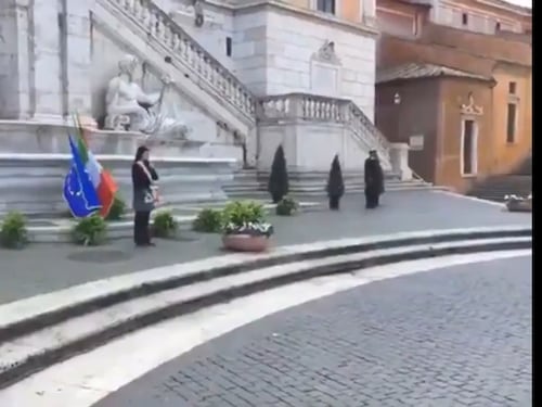 Raggi ricorda le vittime del Coronavirus e le bandiere crollano