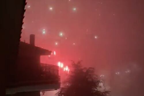 Capodanno, esce a fumare in balcone e si becca una pallottola vagante. Petardi contro i passeggeri della metro B