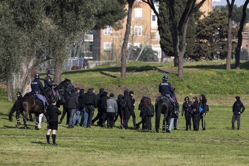 Anarchici, il raduno a Roma nonostante il divieto: "Le idee non muoiono". Nuove minacce online