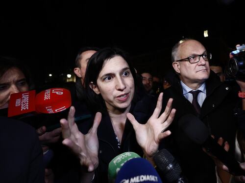 Schlein spiazzata: Elly resta isolata nel Pse per il no alle armi. Il Pd esplode