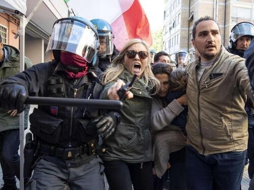 Ue, che geni: "Date più case ai rom"