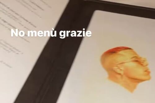 Sfera Ebbasta sfoggia il menù privato, come lo accolgono nel suo ristorante preferito