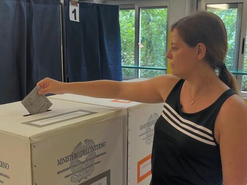 Ilaria Salis va a votare in canottiera e pantaloncini. Bufera sui social: "Decoro!"