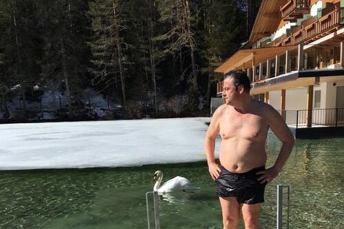 Calenda in costume sfida Salvini col bagno sovranista