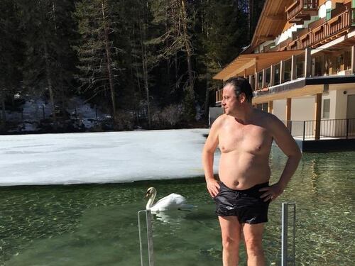 Calenda in costume sfida Salvini col bagno sovranista