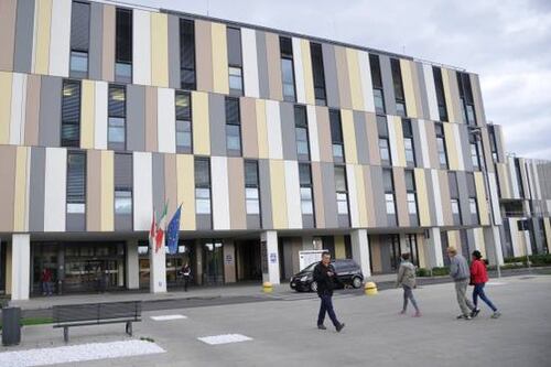 Choc in ospedale a Lucca, trova un preservativo nel piatto della cena