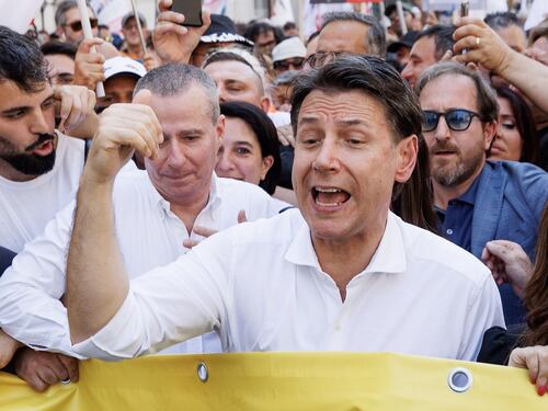 Conte alla festa del Pd. Il campo largo ci riprova e si aggrappa alle Europee