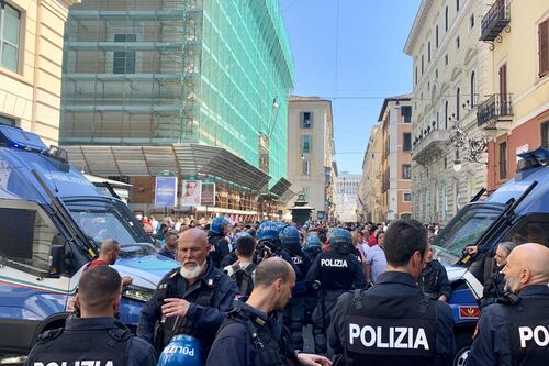 Sciopero taxi Roma, un'altra giornata ad alta tensione: esplosioni e caos. Blindato Palazzo Chigi