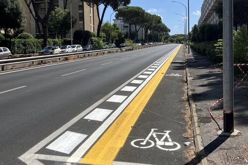 Eur, i residenti: "No a un'altra ciclabile. Vogliamo i parcheggi"
