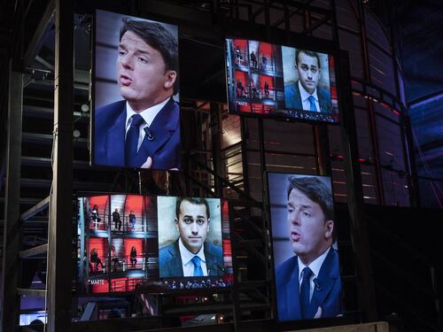 La stoccata di Di Maio: "Gli affari di Renzi incompatibili col Senato". E su Salvini...