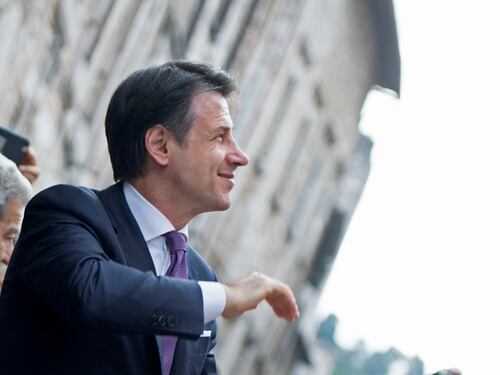 Conte la butta in musica e canta Modugno: "Io in discussione? Ho il sole, il cielo, il mare..."