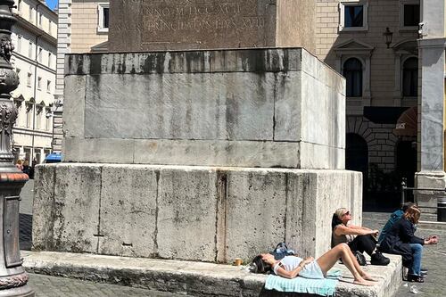 Piazza di Montecitorio, teli da mare e piedi scalzi: lo sfregio all'obelisco