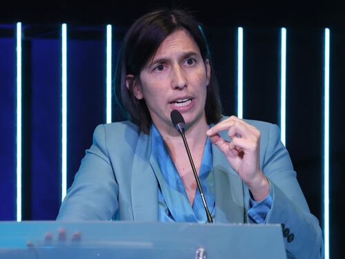 Schlein sbrocca dall’Olanda: “In Italia libertà a rischio”. Meloni replica: “Siamo al delirio”