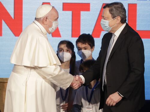 Mario Draghi ha un guaio in Vaticano. Papa Francesco contro le armi: "Mi sono vergognato"