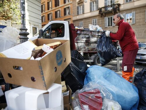 Roma, guerra aperta sui rifiuti. Ama assume, ma il M5S vuole bloccare il termovalorizzatore