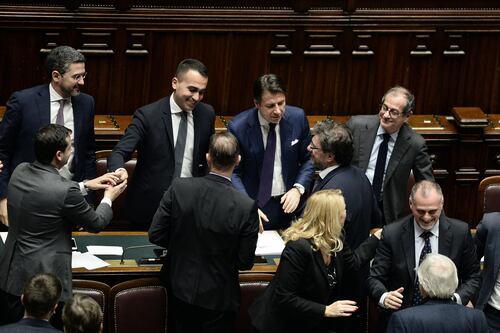 La manovra è legge tra le polemiche. Moscovici: "Vigileremo su tutto"