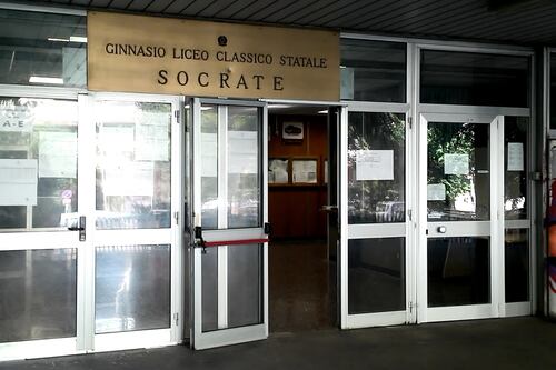 Fanno il saluto romano nella foto di classe, la preside non li punisce: libertà di espressione