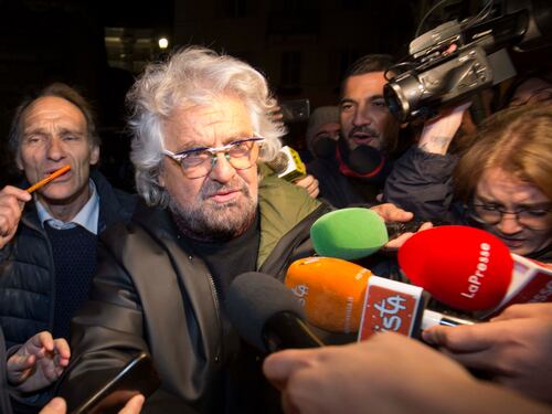Beppe Grillo provoca Matteo Renzi con la cagnetta di Trilussa