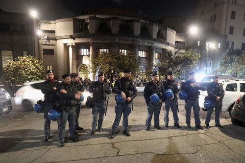 Manifestanti contro Salvini in piazza. Polizia schierata prima del comizio