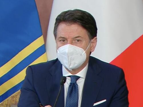 Conte fa lo show di fine anno. Stoccata a Renzi, ma sta alla larga dal Parlamento