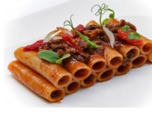 Candela spezzata con coda alla vaccinara, cioccolato e provolone del Monaco