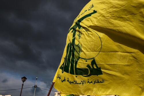 Milano, 25 aprile con la bandiera di Hezbollah. Perquisita: "Istigazione al terrorismo"