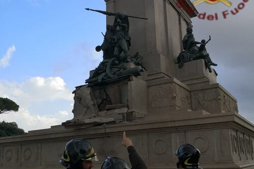 Un fulmine colpisce la statua di Garibaldi al Gianicolo, crolla parte della base