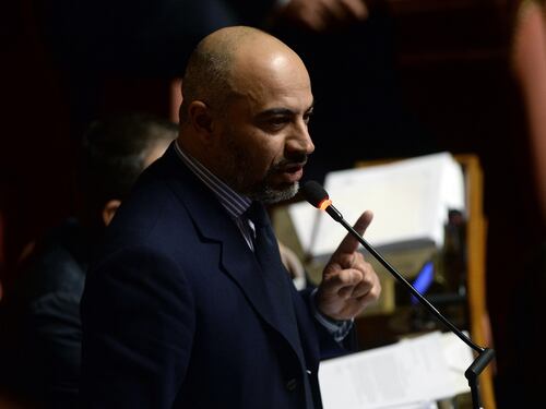 "Basta, vada via". Vogliono cacciare Gianluigi Paragone: M5S, caos totale