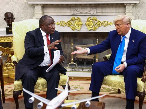 Trump, alta tensione con il presidente sudafricano: "Uccidete i bianchi"
