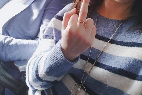 Alla faccia dell'antiviolenza. A Salvini alzano il dito medio