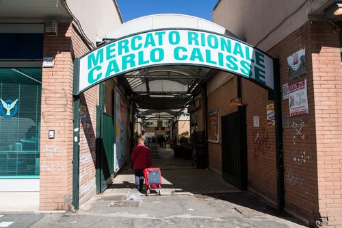 Pesce take away e parrucchiere, benvenuti al mercato Calisse