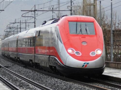 I macchinisti salgono sul treno ubriachi. E il Frecciarossa viene cancellato