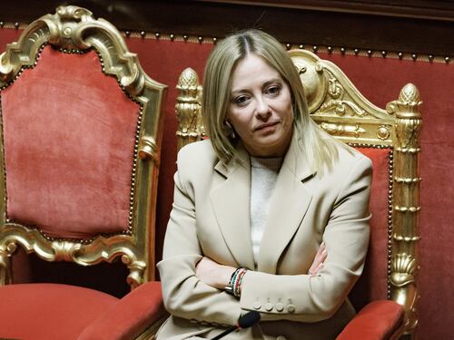 Meloni contro l’ipocrisia sulle minacce ai giornalisti. E attacca Schlein: “Fango che paga l’Italia”