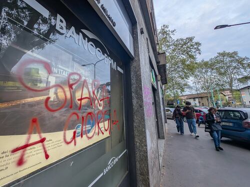 "Spara a Giorgia", il silenzio della sinistra sulle minacce a Meloni